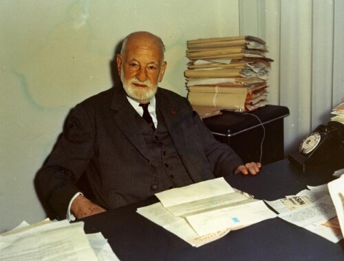 René Cassin à son bureau